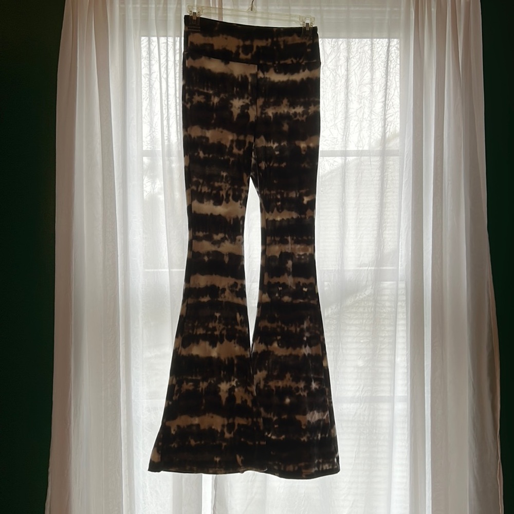 Adorable tie dye black and white bell bottom leggings - No Boundaries size S